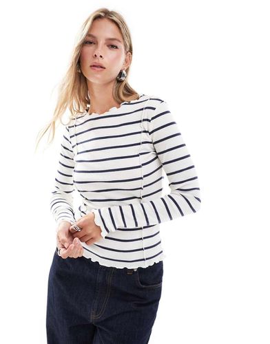 Top a maniche lunghe blu navy e crema a righe con fondo smerlato - Brave Soul - Modalova