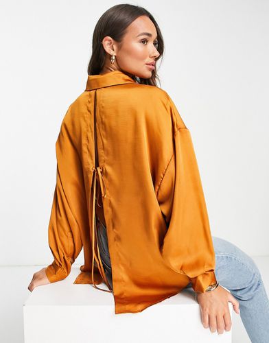 Camicia oversize in raso color ruggine con apertura sul retro - Ghospell - Modalova