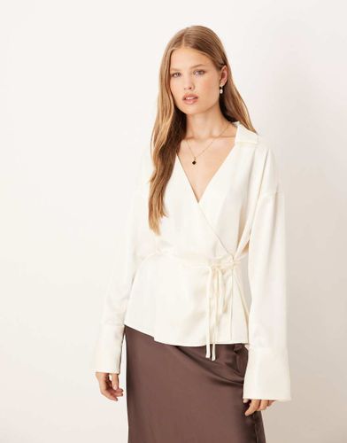 Chemise en satin nouée à l'avant - Crème - Gina Tricot - Modalova