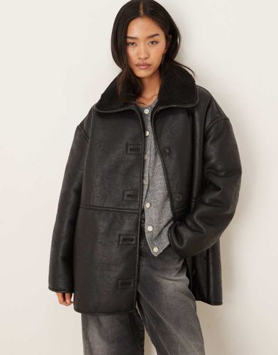 Veste court en imitation peau de mouton duveteuse et PU contrecollé - Gina Tricot - Modalova