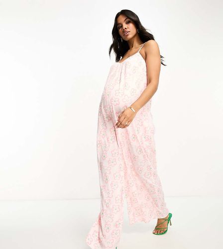 Tuta jumpsuit stile grembiule a fiori con lacci sul retro e spalline sottili - Glamorous Maternity - Modalova