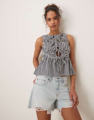 Top froncé avec ourlet à basque à rayures et nauds sur le devant - Bleu marine et blanc - Glamorous - Modalova