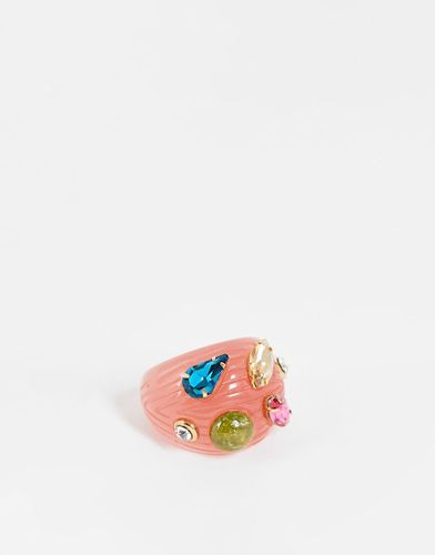 Anello in resina zigrinato con decorazioni con strass, colore - DesignB London - Modalova