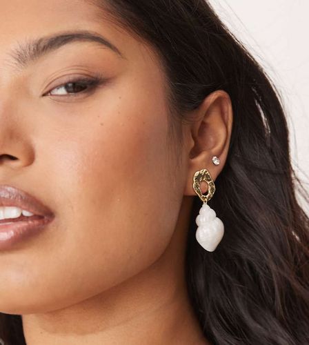 Boucles d'oreilles ovales effet fondu à pendentif coquillage - Designb London - Modalova