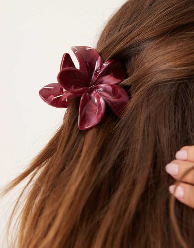 Pinza per capelli bordeaux marmorizzato a forma di fiore - DesignB London - Modalova