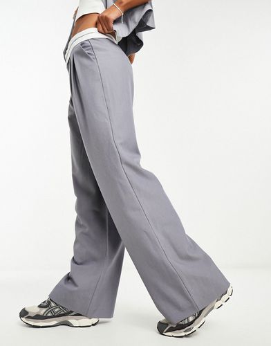 Pantaloni sartoriali grigi a fondo ampio con dettaglio fascia in vita - Emory Park - Modalova