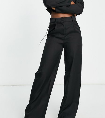 Esclusiva x Yasmin Devonport - Pantaloni comodi sartoriali neri in coordinato - In The Style - Modalova