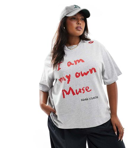 Esclusiva x Holly Wynne - T-shirt grigia con stampa "I Am My Own Muse" - Renee Studio - Modalova