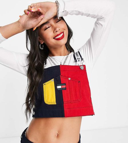 Esclusiva x ASOS - Top stile salopette in cotone color block con fettuccia del logo in coordinato - Tommy Jeans - Modalova