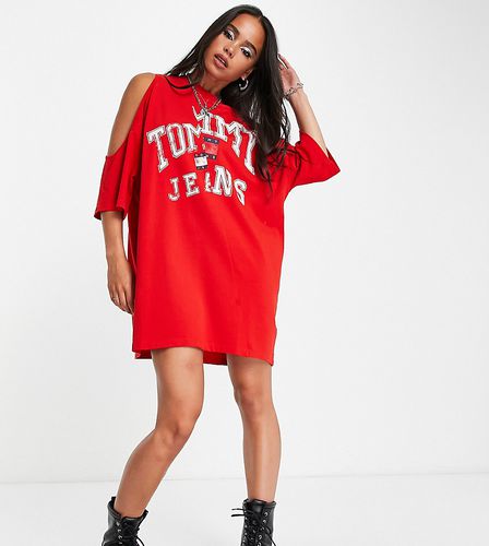 Esclusiva x ASOS - Vestito T-shirt stile college con logo e spalle scoperte - Tommy Jeans - Modalova