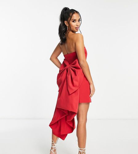 Robe courte sans bretelles avec naud et traîne - Forever New Petite - Modalova