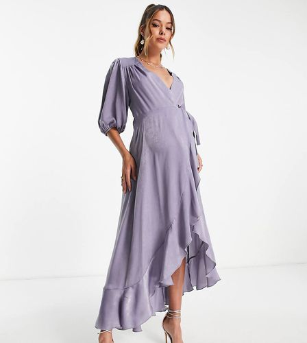 Vestito lungo a portafoglio in raso azzurro con maniche a sbuffo - Flounce London Maternity - Modalova