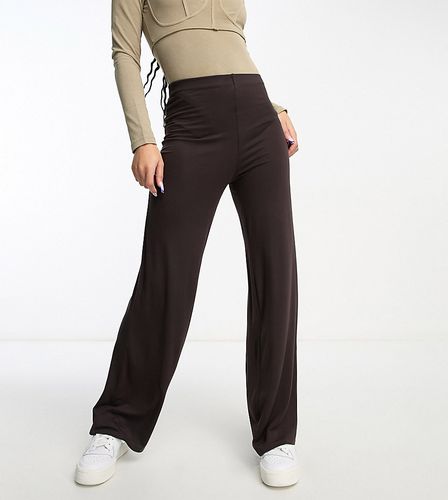Pantaloni basic a vita alta con fondo ampio marrone cioccolato - Flounce London Petite - Modalova