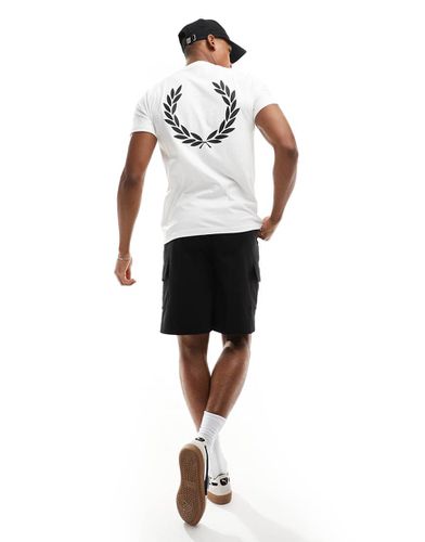 T-shirt bianca con stampa grafica - Fred Perry - Modalova