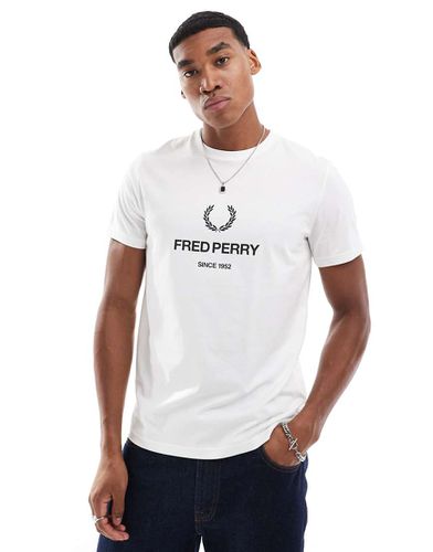 T-shirt bianca con stampa grafica - Fred Perry - Modalova