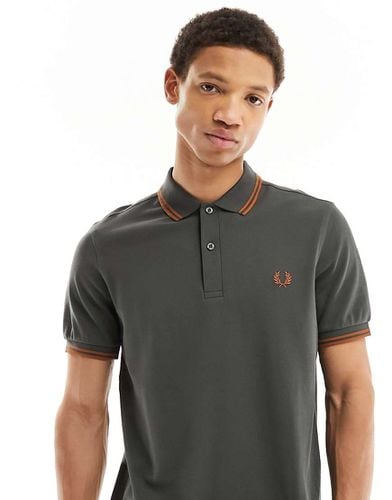 Polo con logo e due righe a contrasto sui bordi - Fred Perry - Modalova