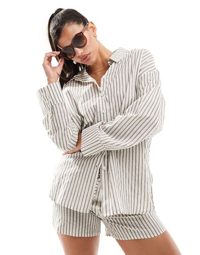 Camicia in cotone effetto lino a righe color crema in coordinato - Kaiia - Modalova