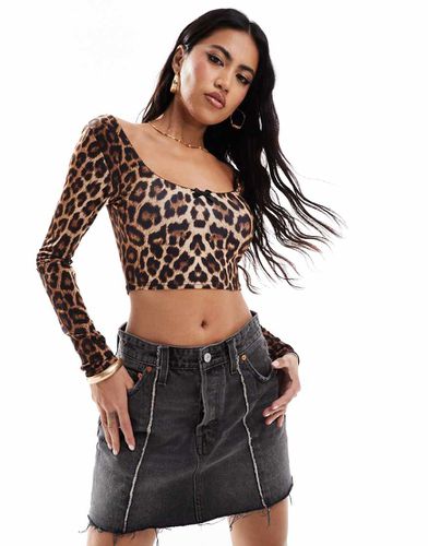 Crop top a maniche lunghe con scollo squadrato e stampa leopardata - Kaiia - Modalova