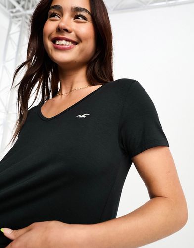 T-shirt nera con scollo a V e logo - Hollister - Modalova