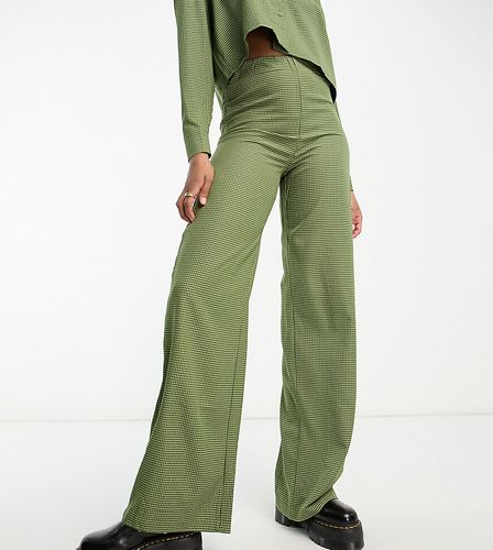 Pantaloni a fondo ampio verdi a quadretti in coordinato - Heartbreak Tall - Modalova