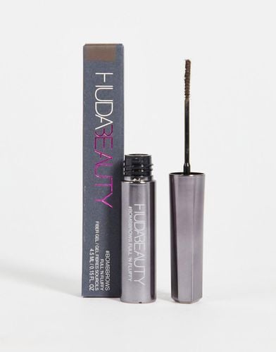 BOMBBROWS Full ‘n Fluffy Fiber Gel - Gel per sopracciglia - Huda Beauty - Modalova