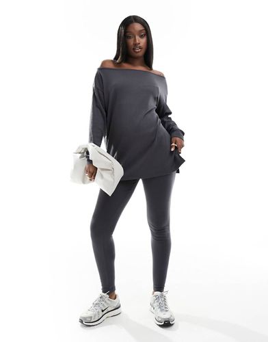 Completo antracite con T-shirt a maniche lunghe e spalle scoperte e leggings - In The Style - Modalova