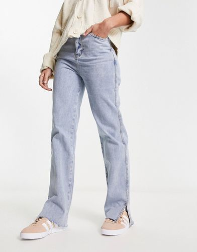 Jeans dritti con spacco lavaggio - In The Style - Modalova