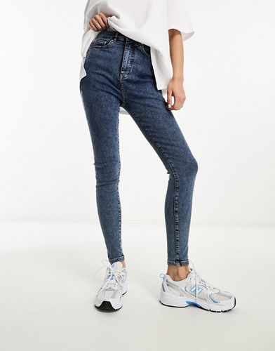 Jeans skinny a vita alta modellanti medio - In The Style - Modalova