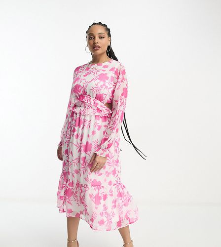 Vestito midi in chiffon a balze con cut-out laterali a fiori rosa - In The Style Plus - Modalova