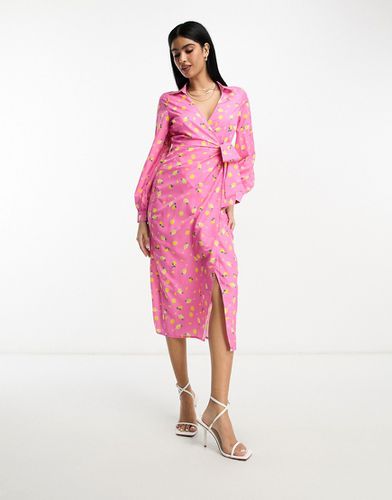 Vestito camicia midi avvolgente rosa con stampa e laccetti laterali - In The Style - Modalova