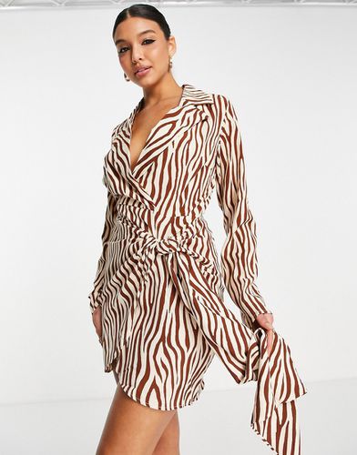 X Billie Faiers - Vestito a portafoglio con volant e stampa leopardata marrone - In The Style - Modalova