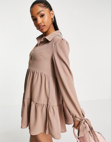 X Dani Dyer - Vestito camicia a balze con dettaglio con fiocco sui polsini color tortora - In The Style - Modalova