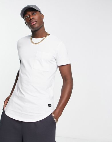 Essentials - T-shirt taglio lungo con fondo arrotondato e tasca bianca - Jack & Jones - Modalova
