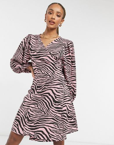 Vestito corto a portafoglio con stampa zebrata - ONLY - Modalova