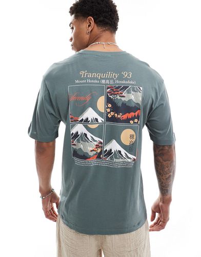 T-shirt oversize salvia scuro con stampa "Tranquillity" sulla schiena - ONLY & SONS - Modalova