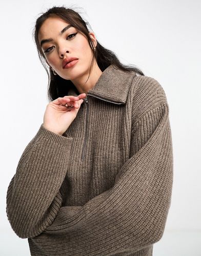 Maglione color talpa in misto lana merino spesso a coste con zip corta - Other Stories - Modalova