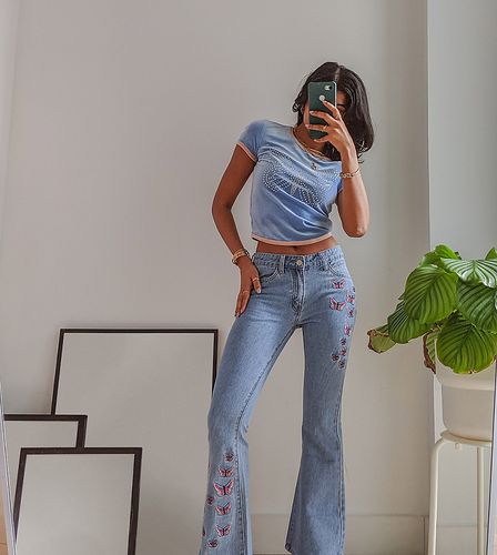 X Pose and Repeat - Jeans a zampa a vita medio alta con farfalle applicate anni '90 - Labelrail - Modalova