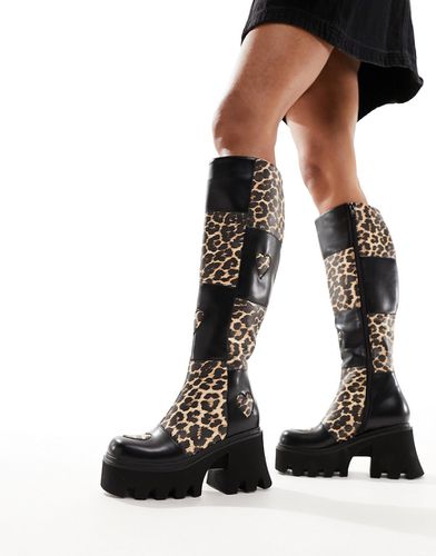 Booming - Stivali al ginocchio con suola spessa e stampa leopardata patchwork con cuori - Lamoda - Modalova