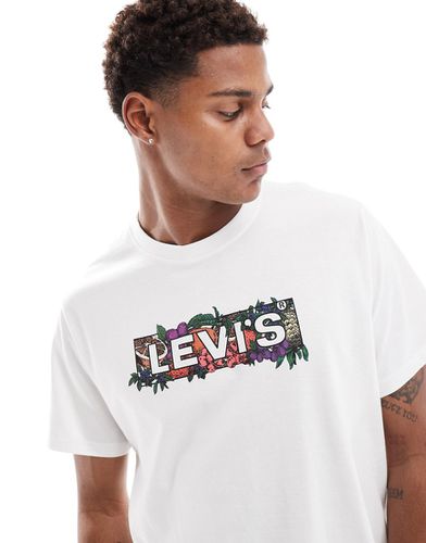 T-shirt comoda bianca con riquadro del logo con frutta colorata - Levi's - Modalova