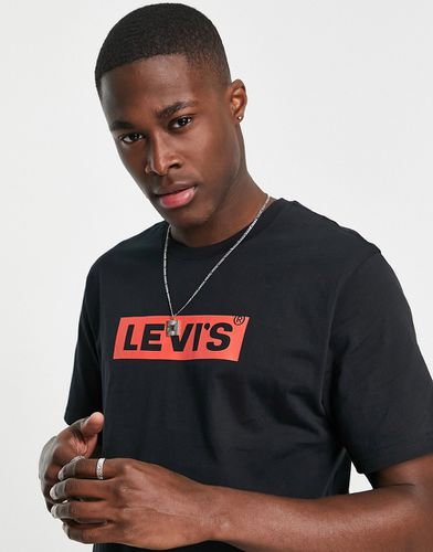 T-shirt nera con logo a etichetta sul petto - Levi's - Modalova
