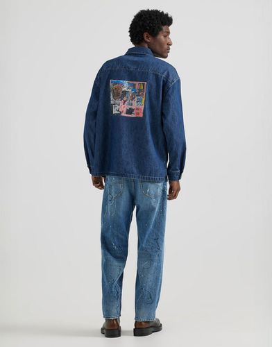 X Jean-Michael Basquiat - Capsule - Camicia in denim overhead lavaggio medio con stampa artistica sul retro - Lee - Modalova