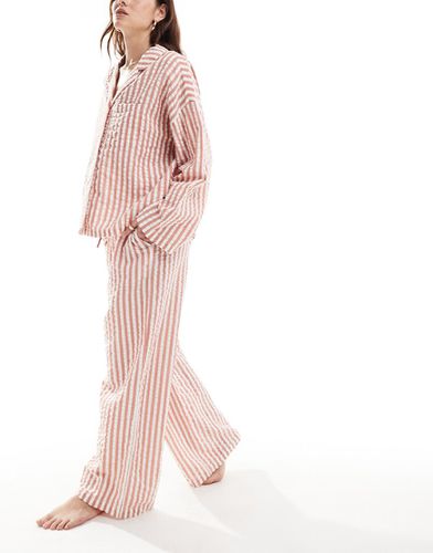 Pantaloni del pigiama color corallo a righe in seersucker - Lindex - Modalova