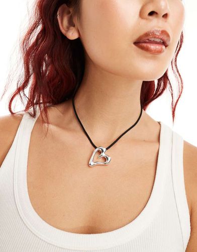 Collana nera con ciondolo a cuore - Monki - Modalova