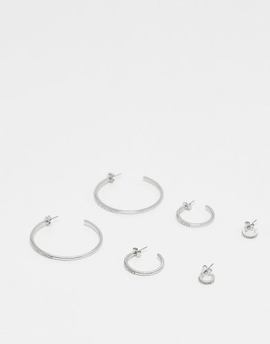 Confezione da 3 paia di orecchini a cerchio di varie dimensioni argentati con cristalli - Monki - Modalova
