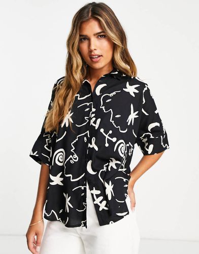 Blusa squadrata oversize con stampa di volti bianca e nera - Monki - Modalova