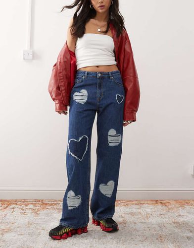 Naoki - Jeans ampi a vita bassa lavaggio scuro con cuori intagliati - Monki - Modalova