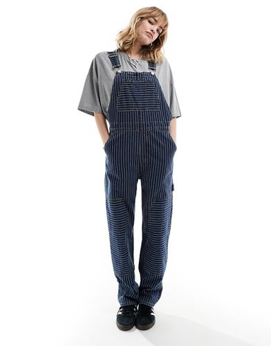 Salopette di jeans blu slavato a righe con dettaglio workwear - Monki - Modalova