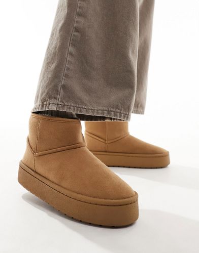 Stivali stile pantofola marroni in camoscio sintetico con piccolo plateau - Monki - Modalova