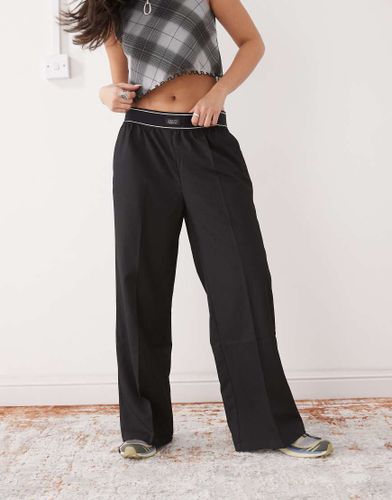 Pantalon large avec taille style boxer - Monki - Modalova