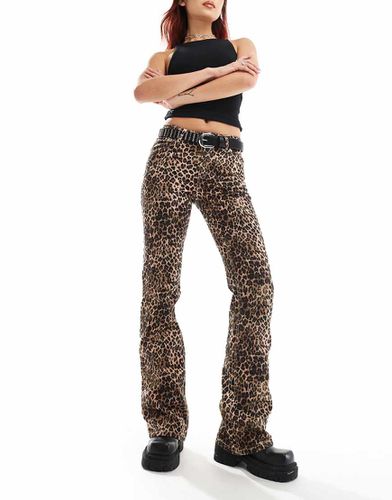 Pantaloni regular fit a zampa marroni leopardati - Monki - Modalova